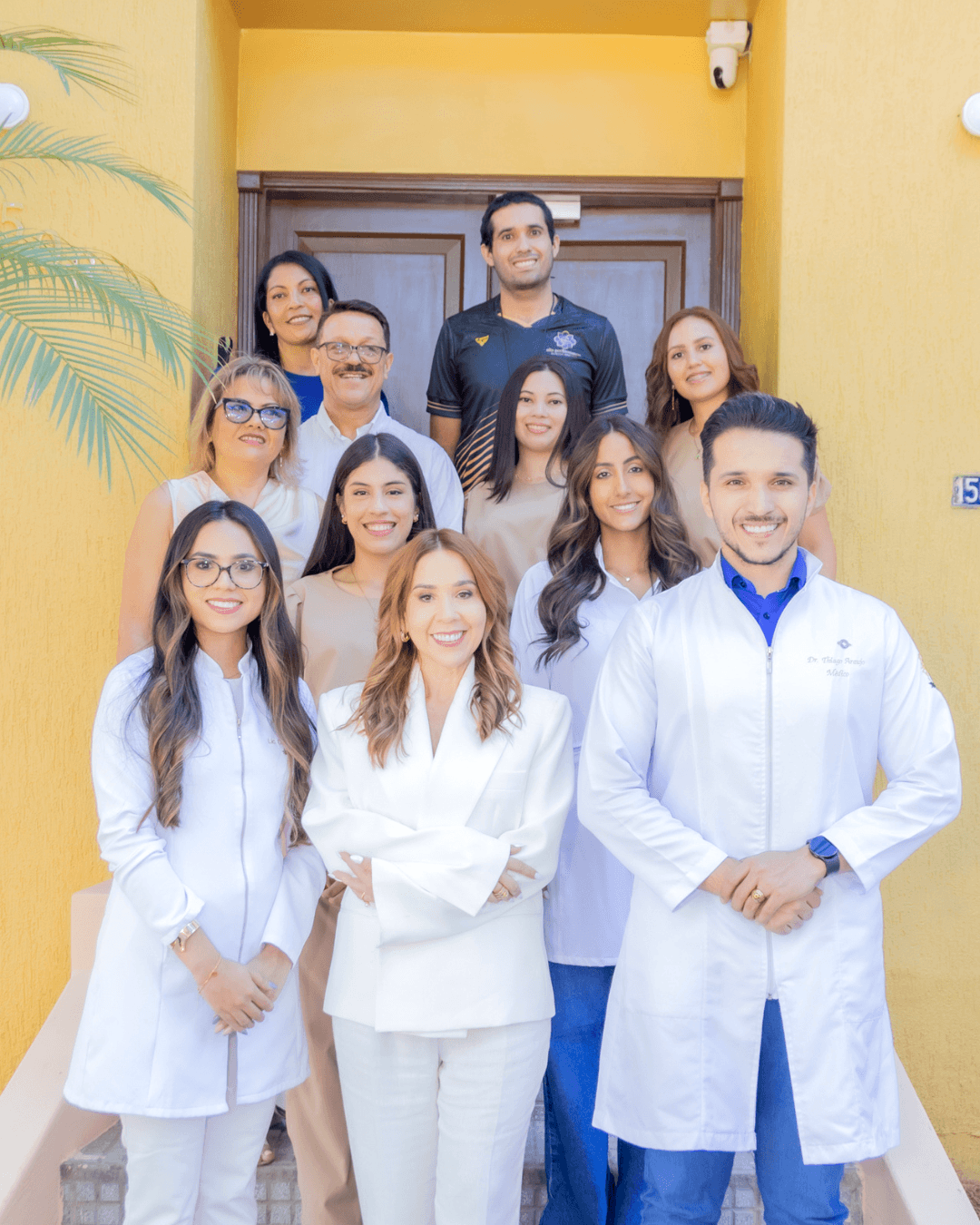 Equipo de CT Alta Performance frente a la clínica